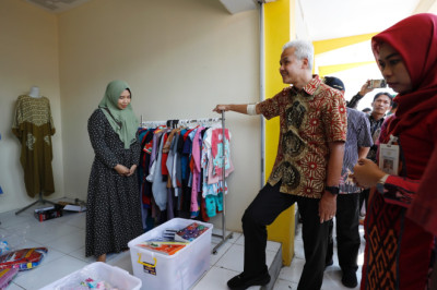 Cek Revitalisasi Pasar Wonopolo, Ganjar Tekankan Jaga Kebersihan   