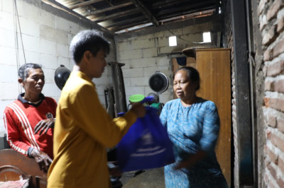 Diskominfo Jateng  Gulirkan Ratusan Paket Sembako dan Makanan Tambahan Balita Stunting bagi Warga Panusupan   